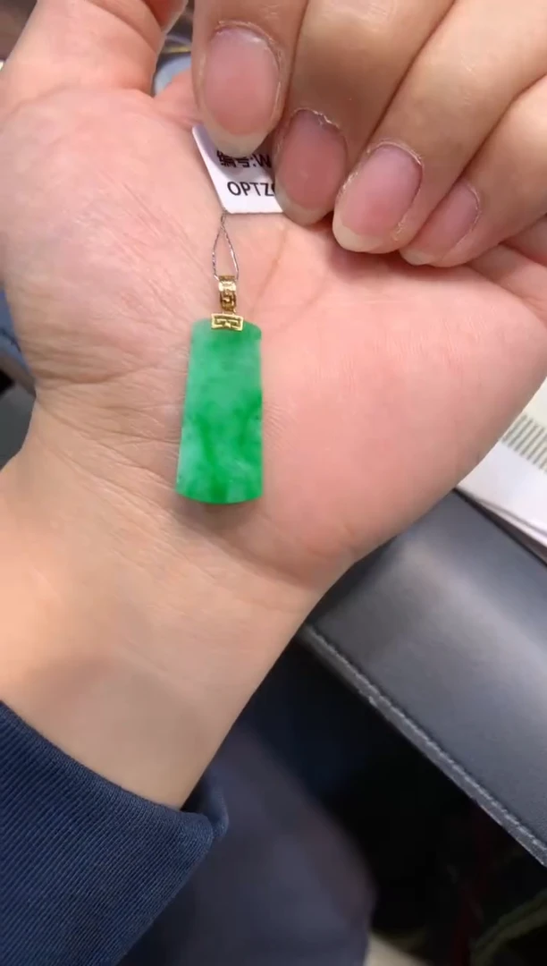 颈饰18K金镶嵌翡翠无事牌