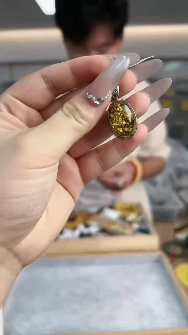 【闪购商品】琥珀颈饰未镶嵌花珀