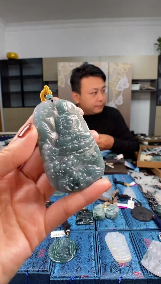 颈饰未镶嵌翡翠  多样性发其一
