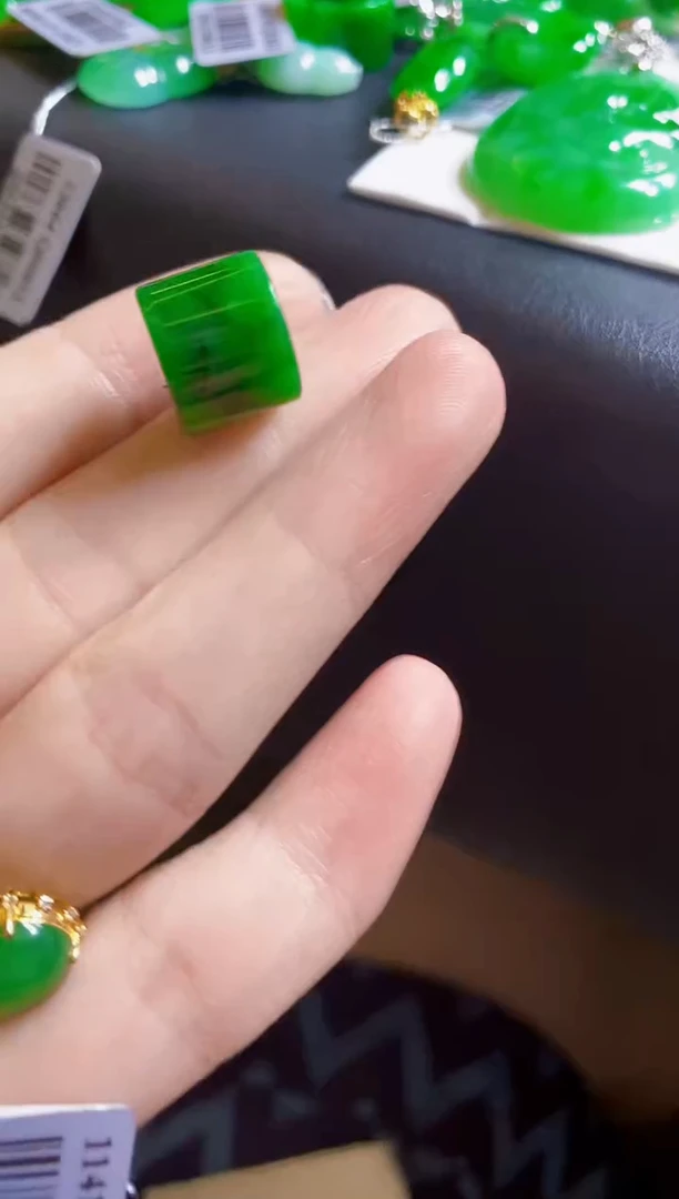 翡翠未镶嵌颈饰M****y路路通
