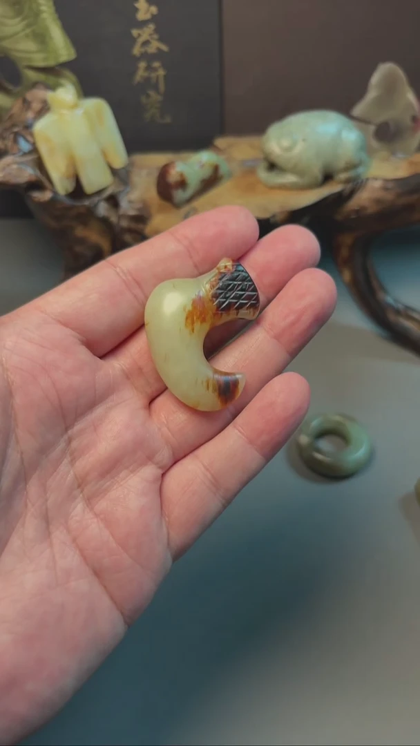 颈饰未镶嵌和田玉牛**顿1