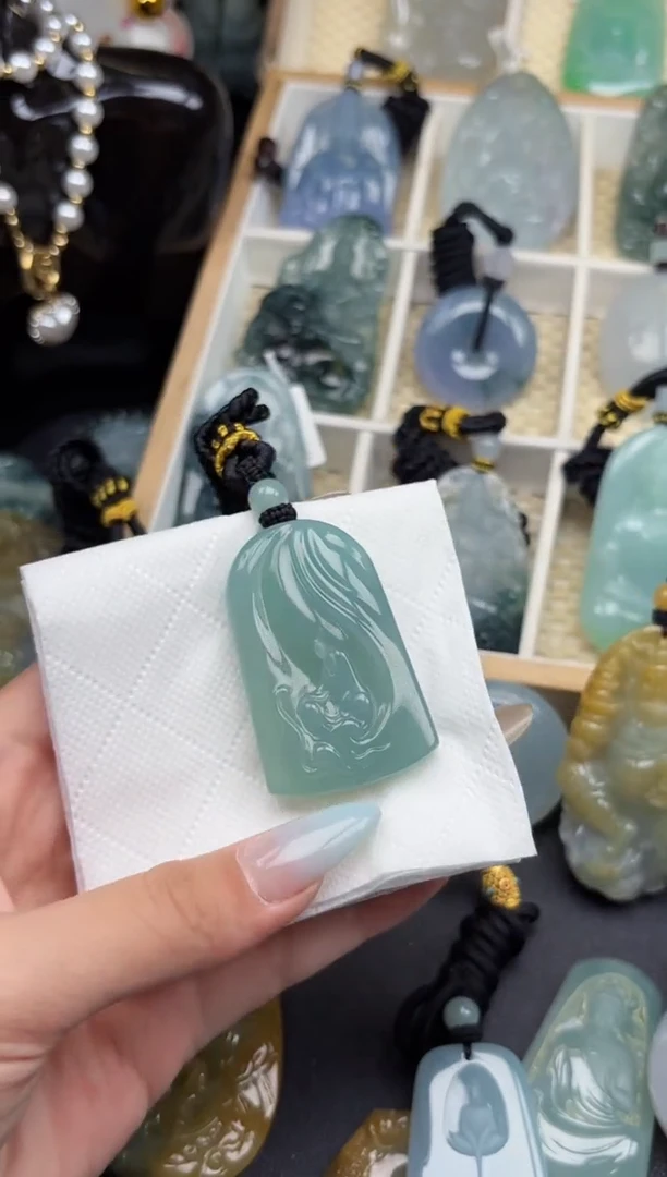 翡翠未镶嵌颈饰风****づ悟道