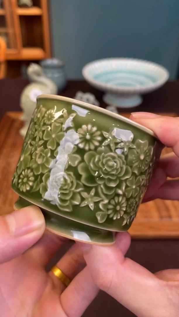 37窑承龙泉青瓷万花直壁杯