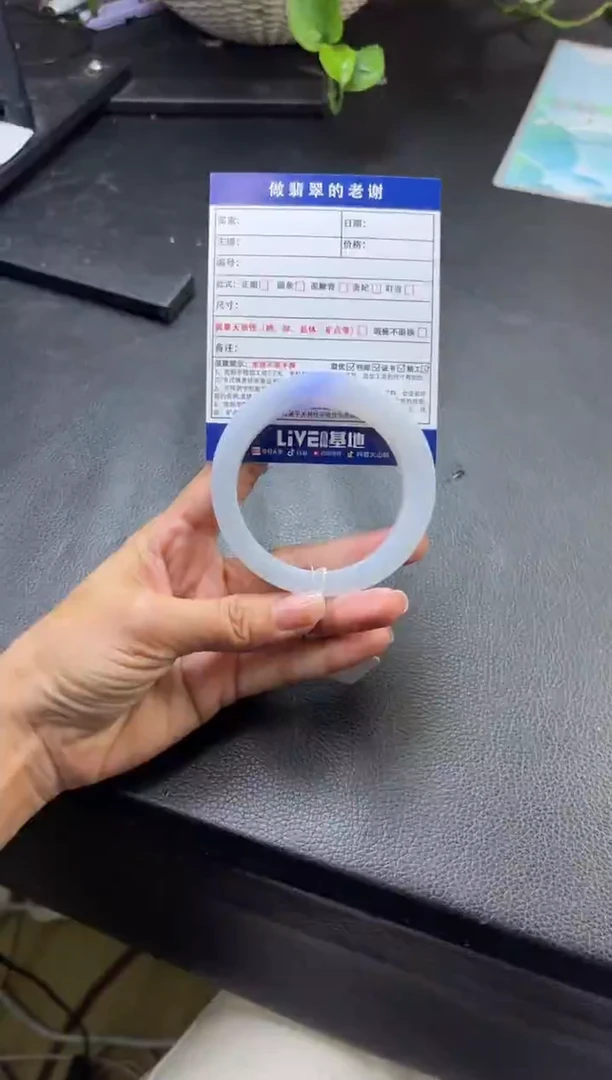 未镶嵌定制手镯不退不换定制翡翠大****梅定制手镯不退不换
