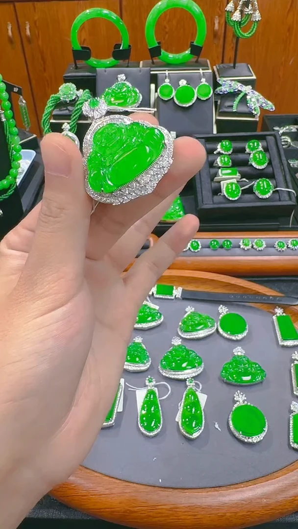 【闪购商品】翡翠吊坠(赠链)银S925镶嵌天然A货翡翠