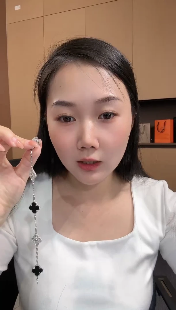 【闪购商品】钻石手链18K金镶嵌熊猫手链GHJ