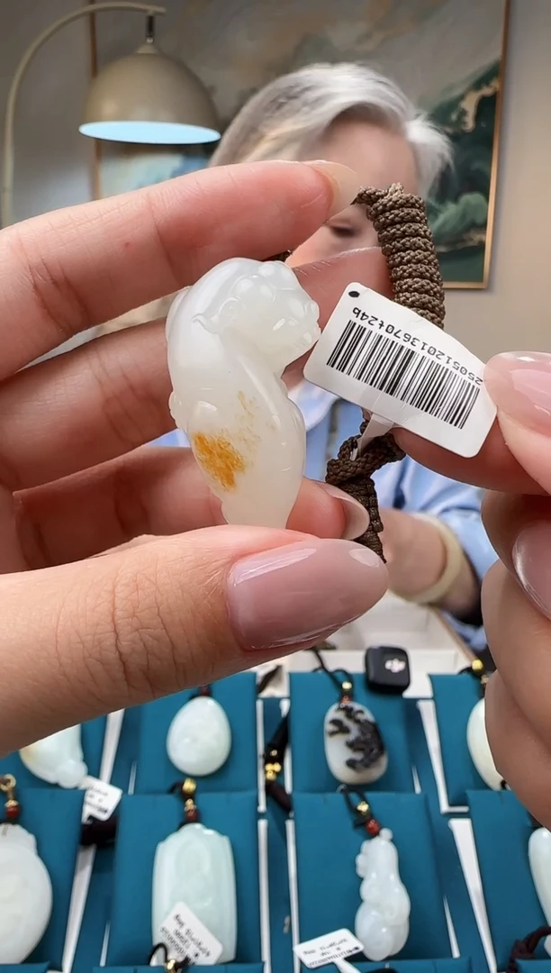 颈饰未镶嵌和田玉吊坠 SY