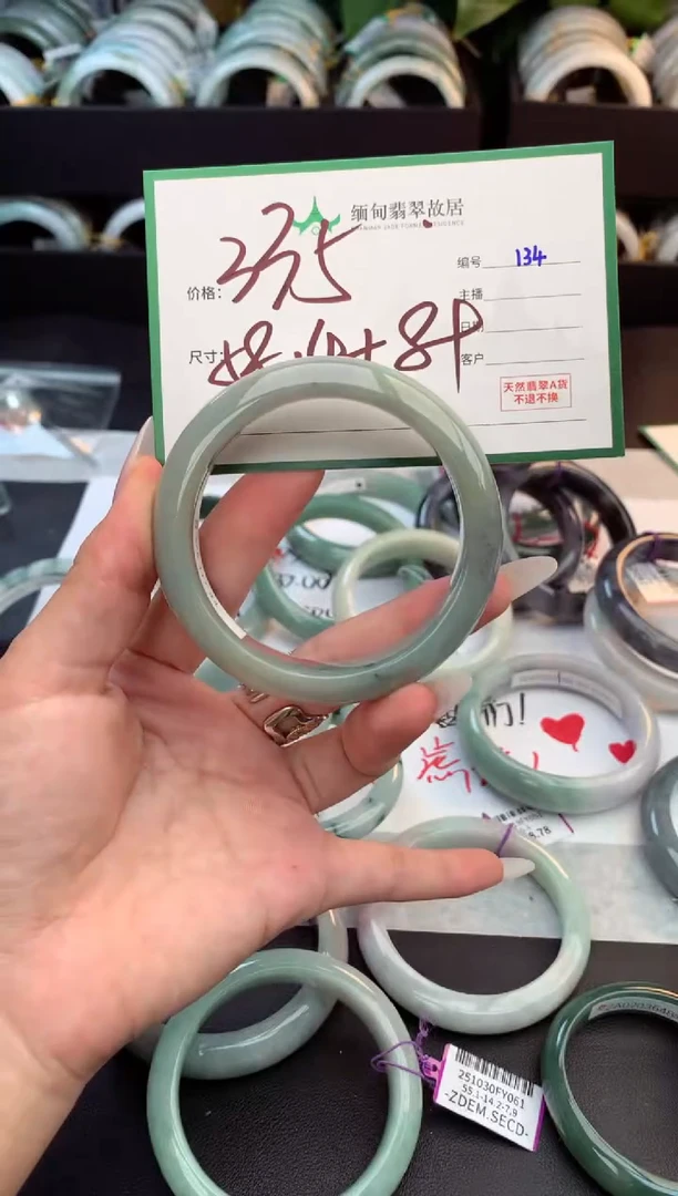 未镶嵌定制翡翠毛货需精细抛光+多人
