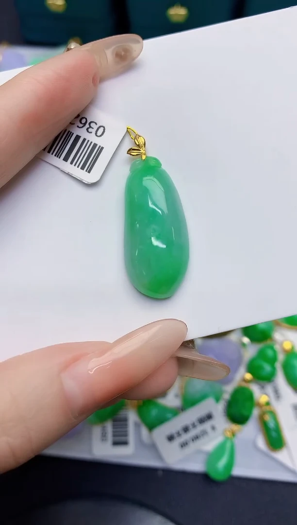 颈饰18K金镶嵌翡翠缅甸天然翡翠A货