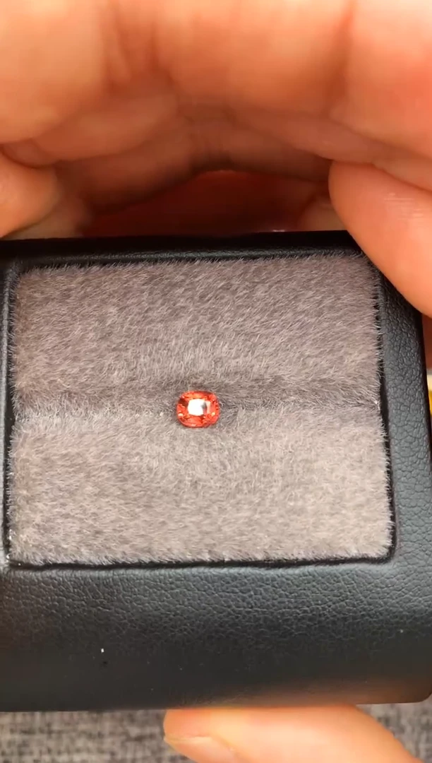 未镶嵌裸石定制尖晶石枕型 日落色调 0.55ct