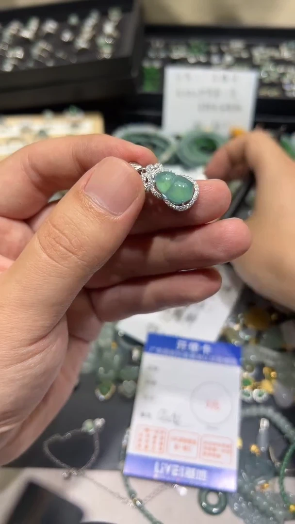翡翠未镶嵌颈饰梦*葫芦