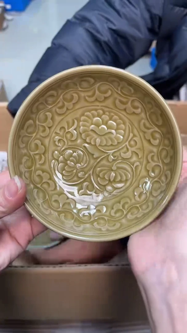 陶瓷姜黄色 秘色小菊纹盘
