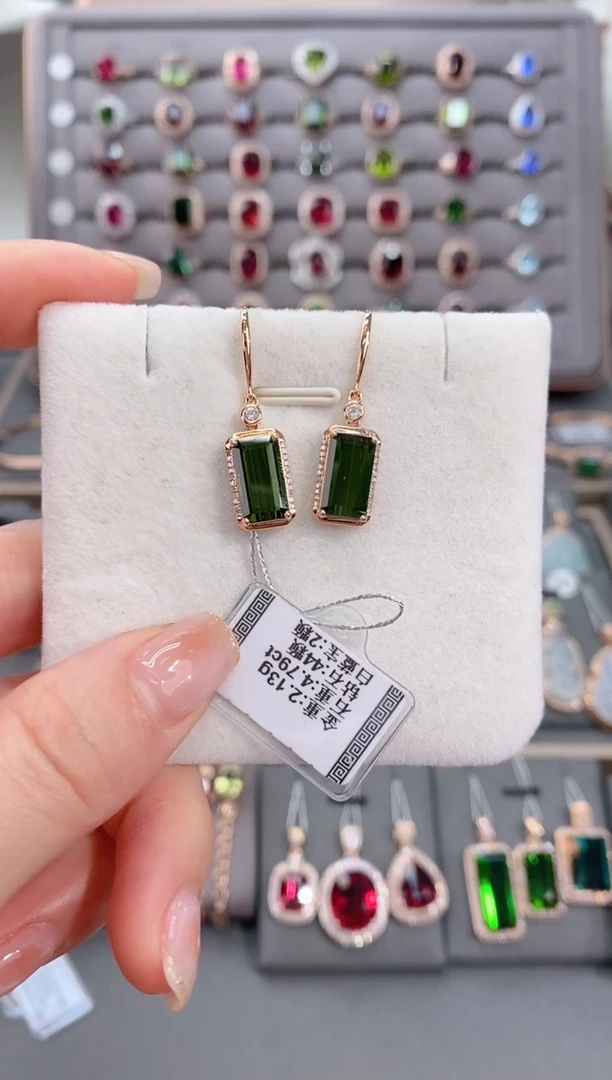 18K金镶嵌耳饰碧玺4.79  配钻