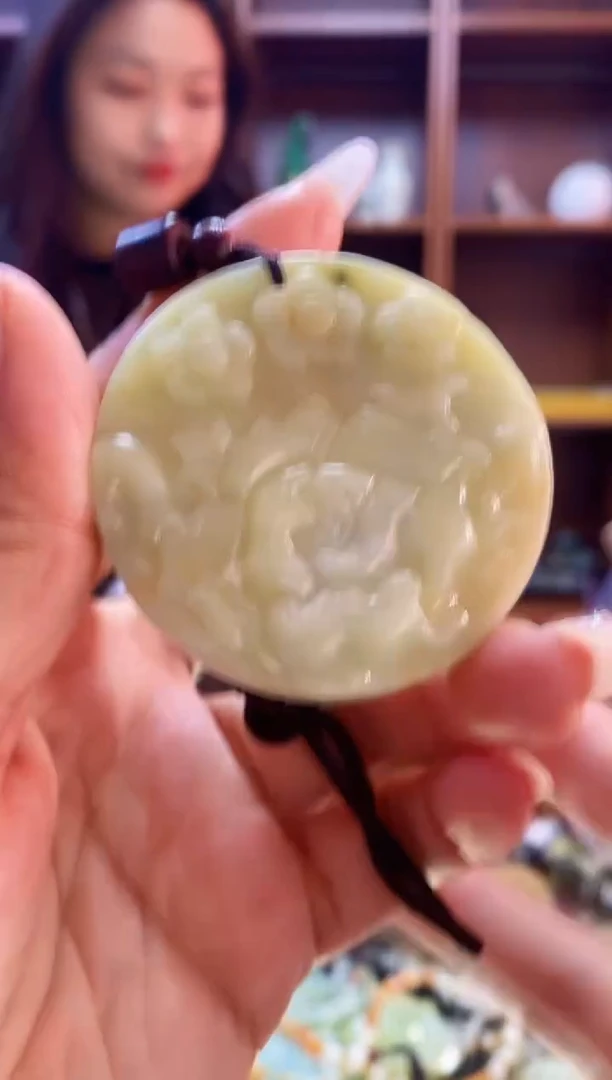 未镶嵌蛇纹石玉吊坠