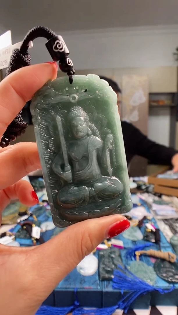 颈饰未镶嵌翡翠 多样性发其一