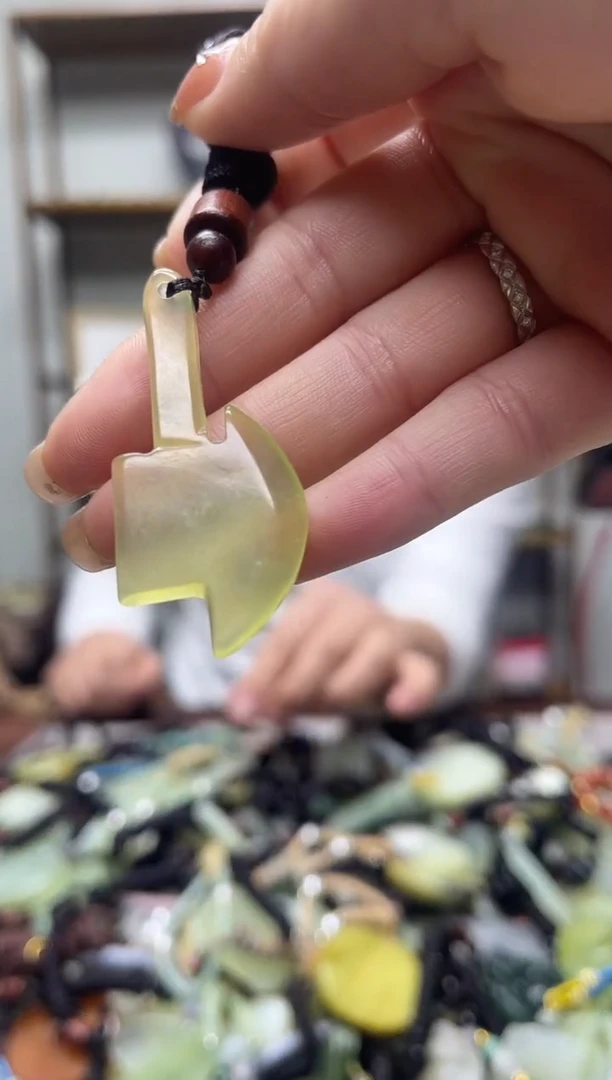 未镶嵌蛇纹石玉吊坠·`