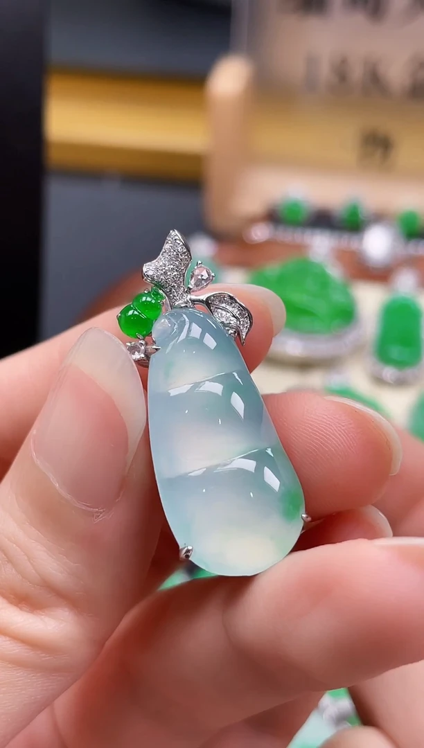 颈饰18K金镶嵌翡翠吊坠