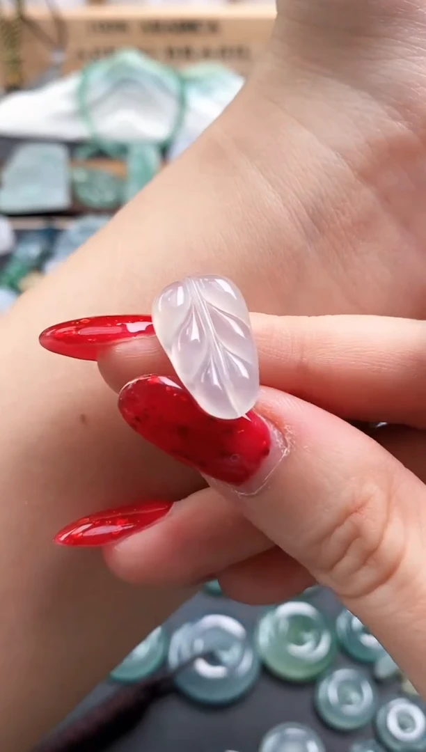 颈饰未镶嵌翡翠叶子