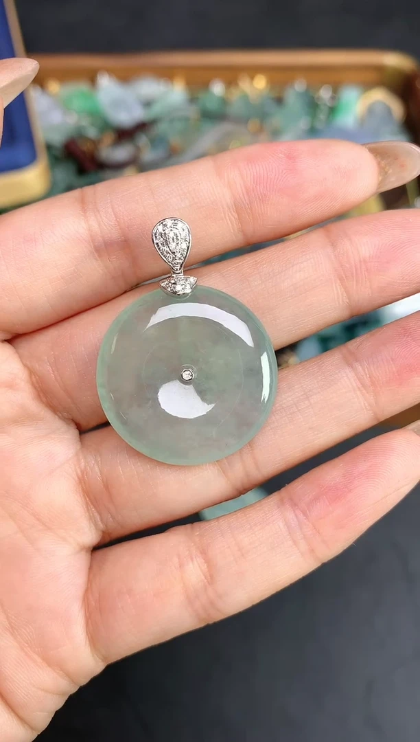 颈饰18K金镶嵌翡翠ℳ****?2025120201