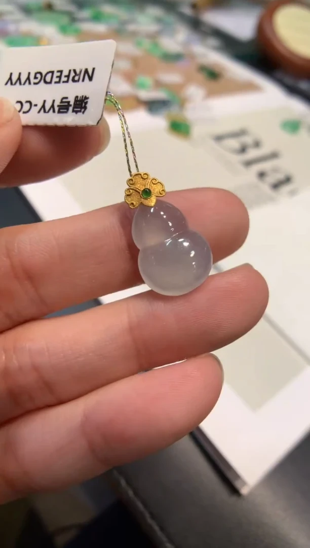 颈饰18K金镶嵌翡翠葫芦