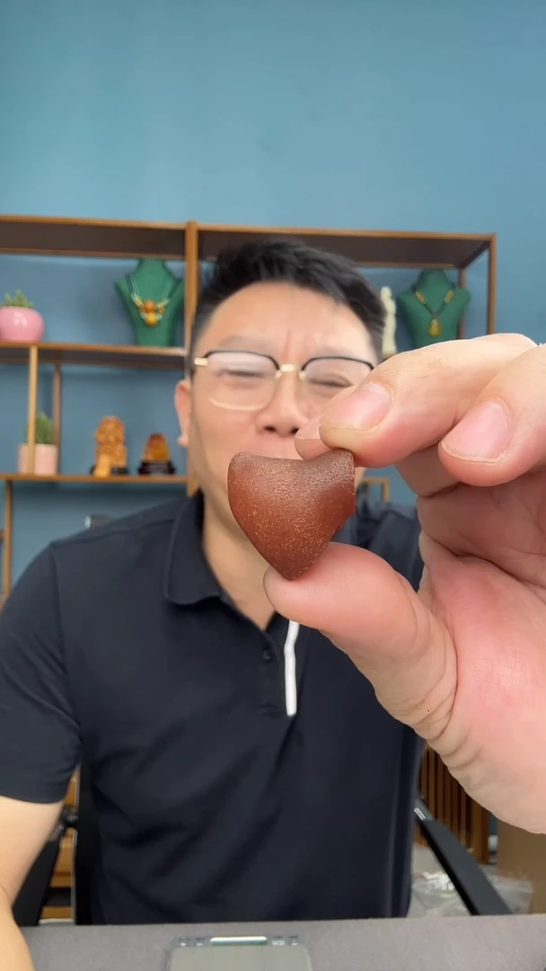 未镶嵌琥珀裸石冯*思34（有瑕介意勿拍）绑绳