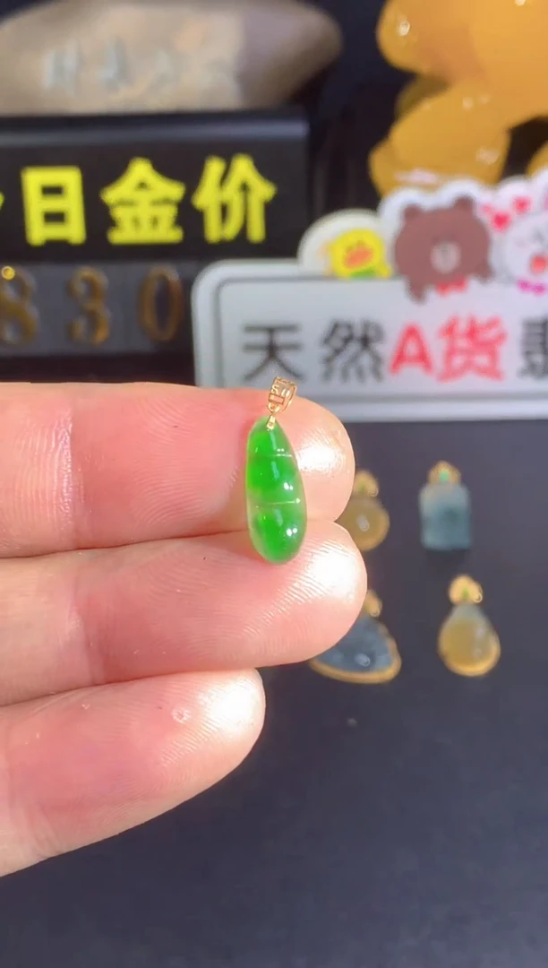 颈饰18K金镶嵌翡翠
