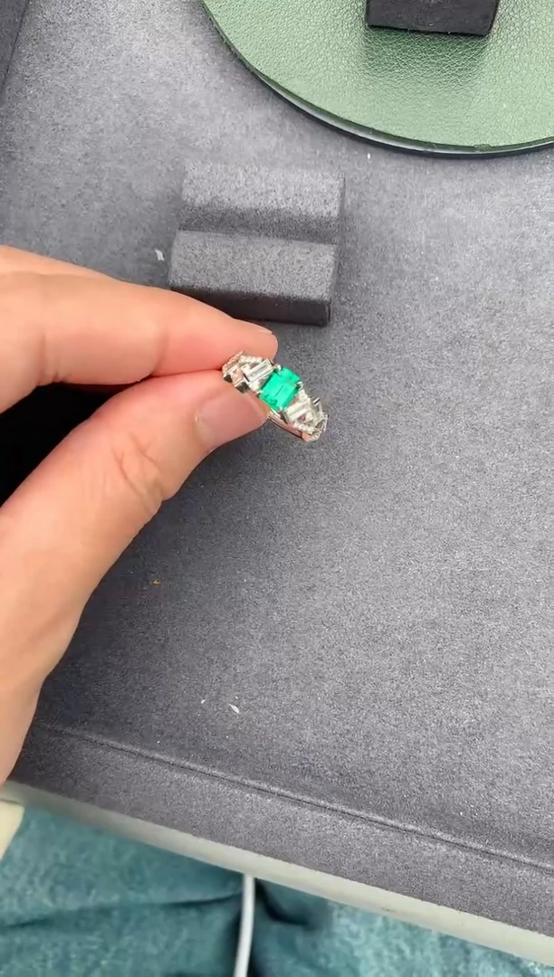【闪购商品】祖母绿戒指18K金镶嵌67分祖母绿戒指
