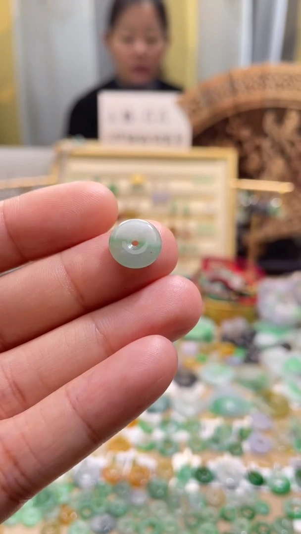 颈饰未镶嵌翡翠平安扣