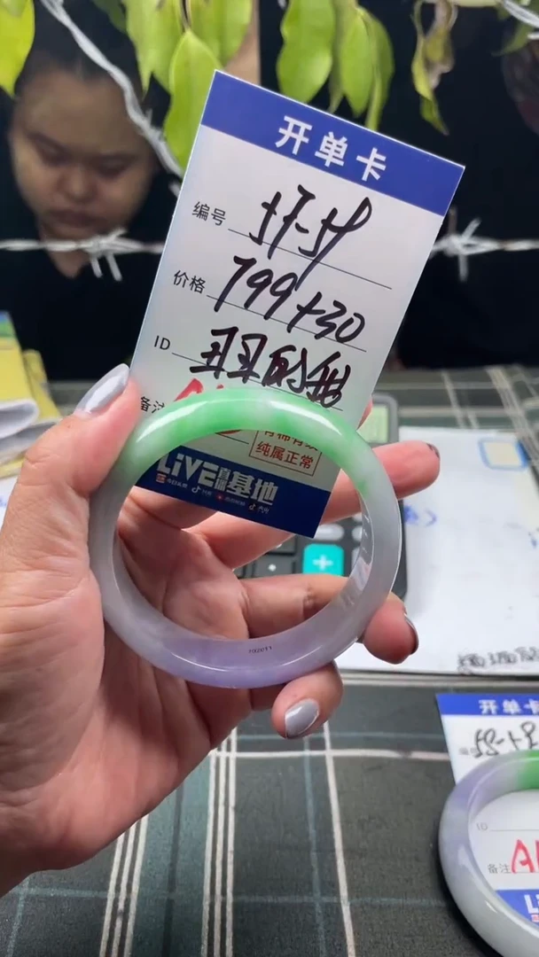 无非金属缅区原矿手镯手工艺现场