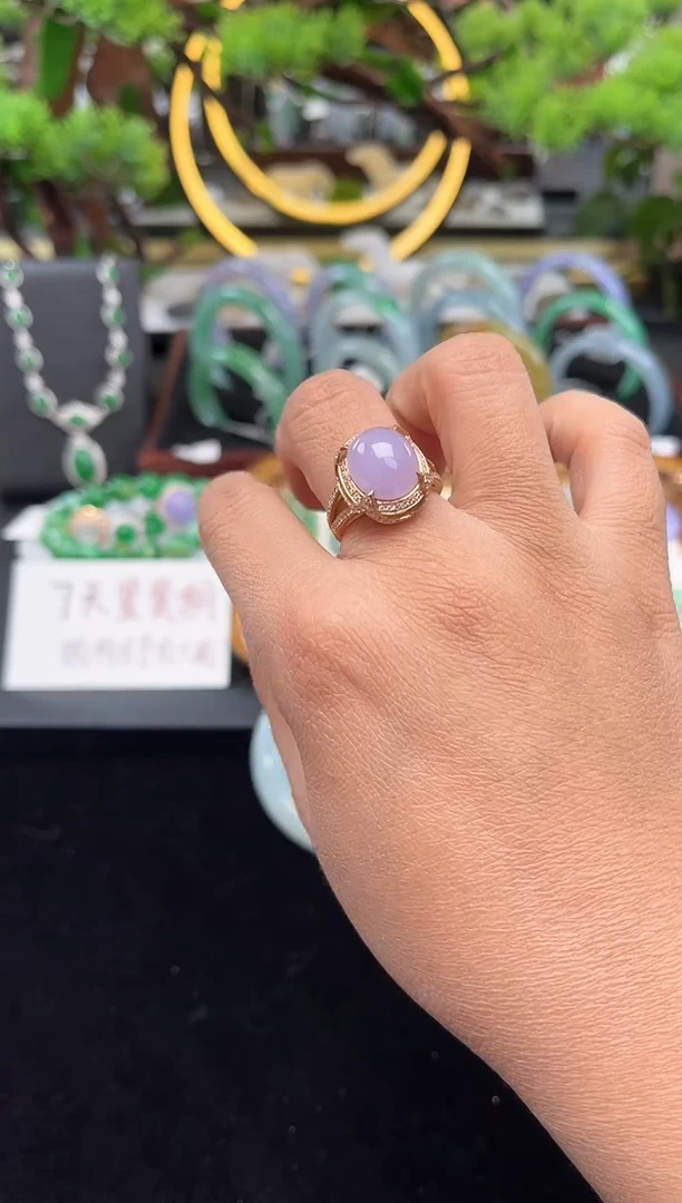 18K金镶嵌戒指翡翠戒指