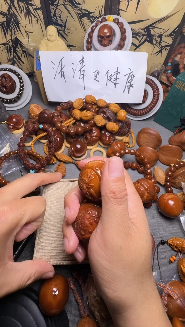 手串橄榄核梅兰竹菊一对