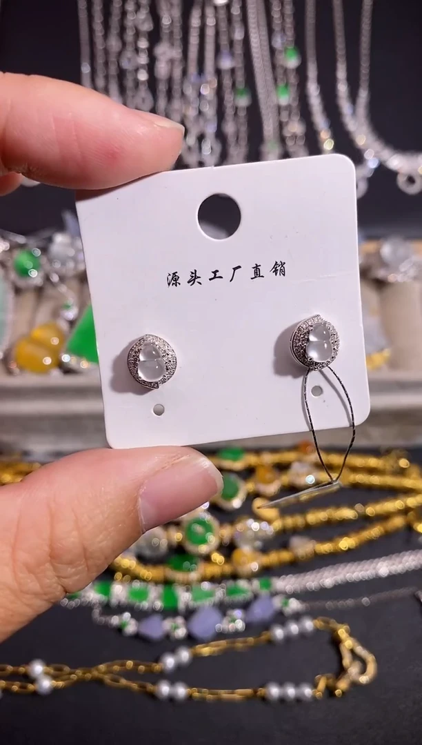 颈饰18K金镶嵌翡翠耳饰