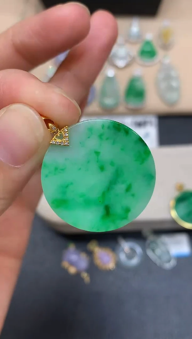 颈饰18K金镶嵌翡翠圆牌【无服务费