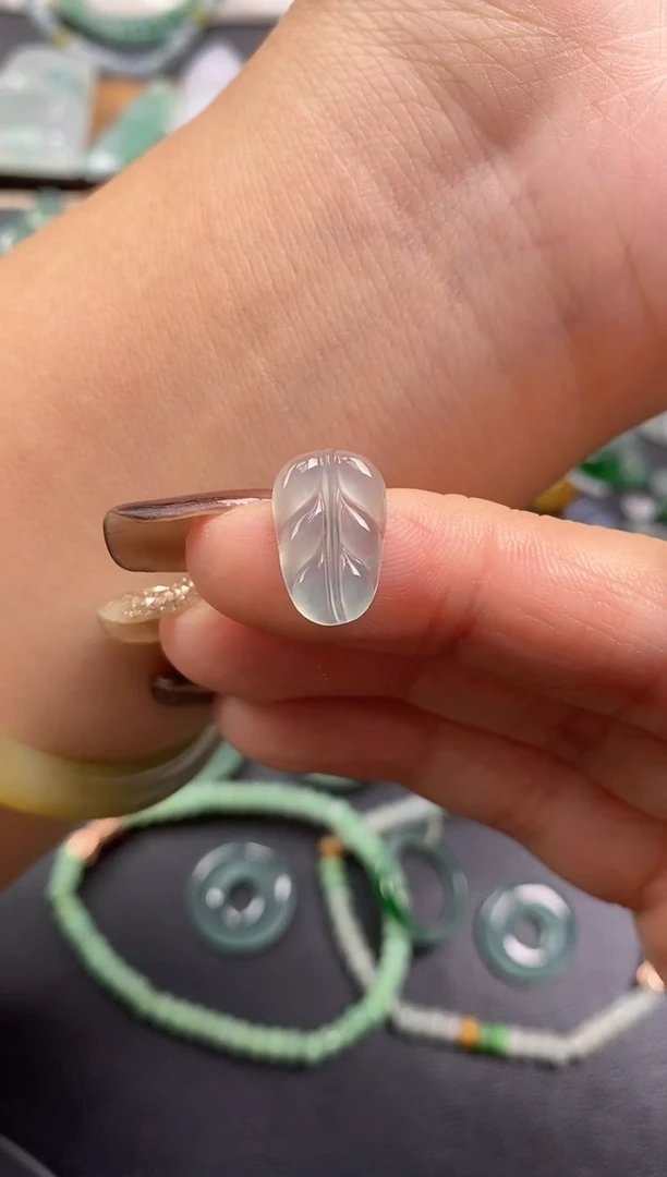 颈饰未镶嵌翡翠叶子