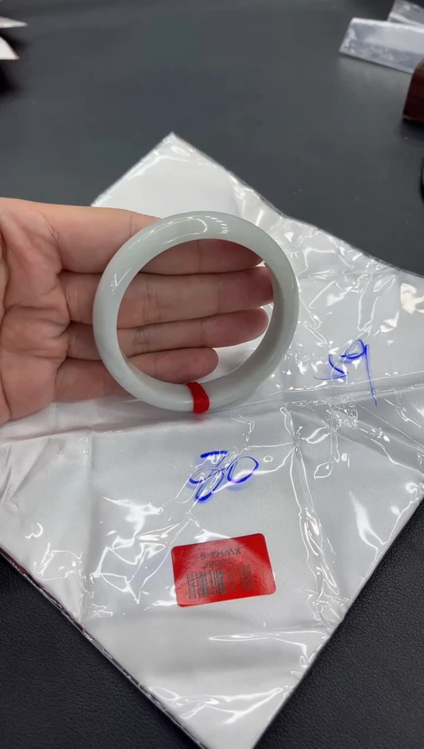 翡翠手镯未镶嵌翡翠手镯