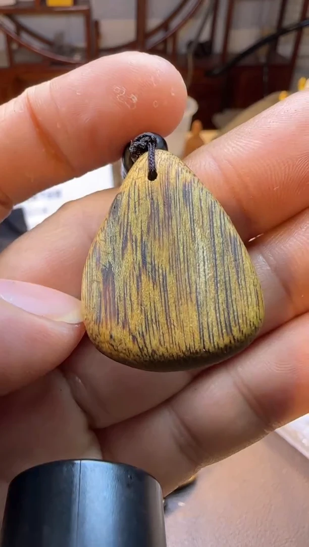 沉香吊坠绿奇楠水滴吊坠一个多样性发其一