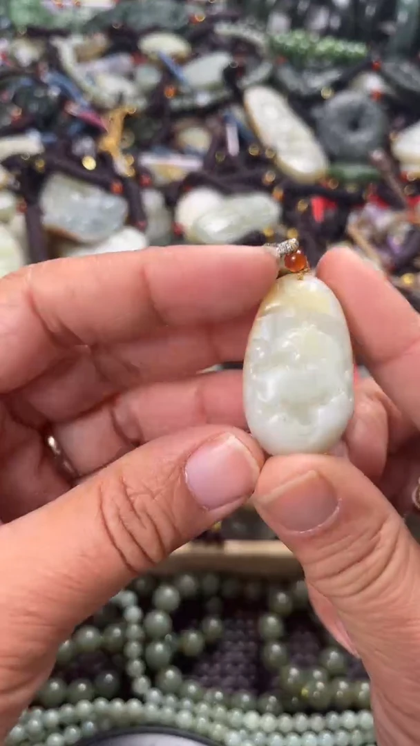 【闪购商品】和田玉颈饰未镶嵌多样性发货没有证书，拍一发一.有瑕
