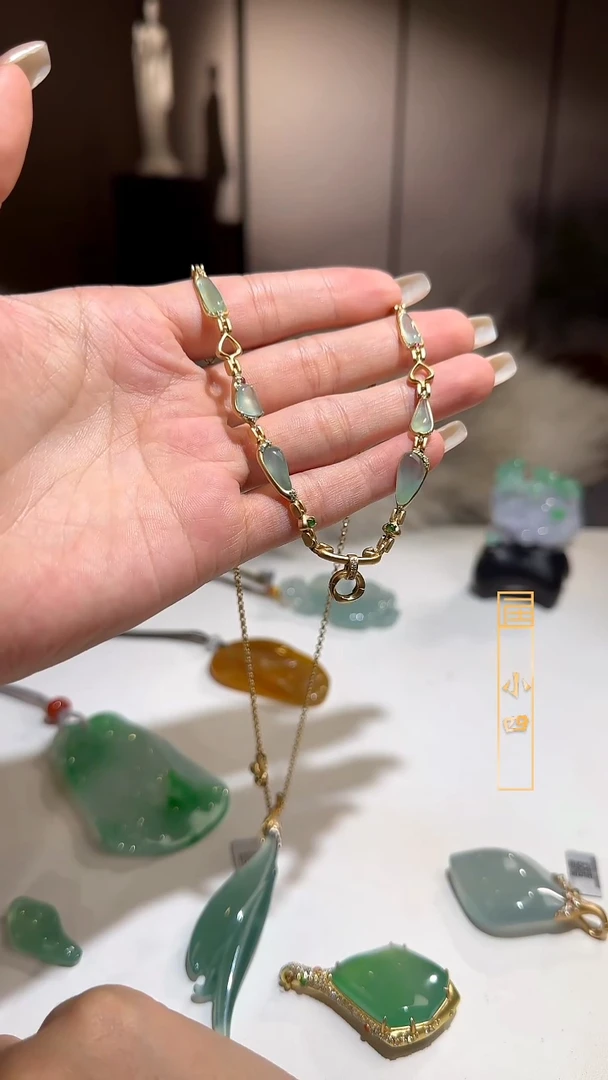 颈饰18K金镶嵌翡翠小四