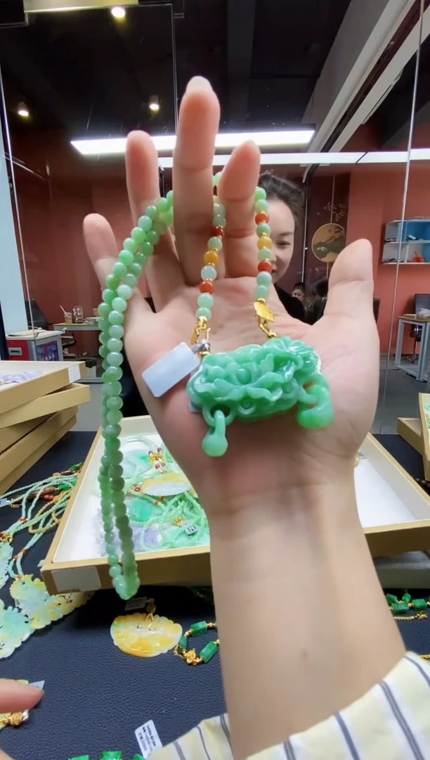 颈饰未镶嵌翡翠吊坠