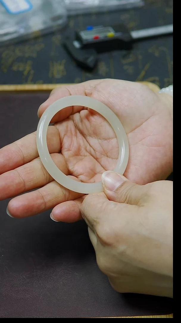 未镶嵌手镯和田玉57圈口  青白底手镯