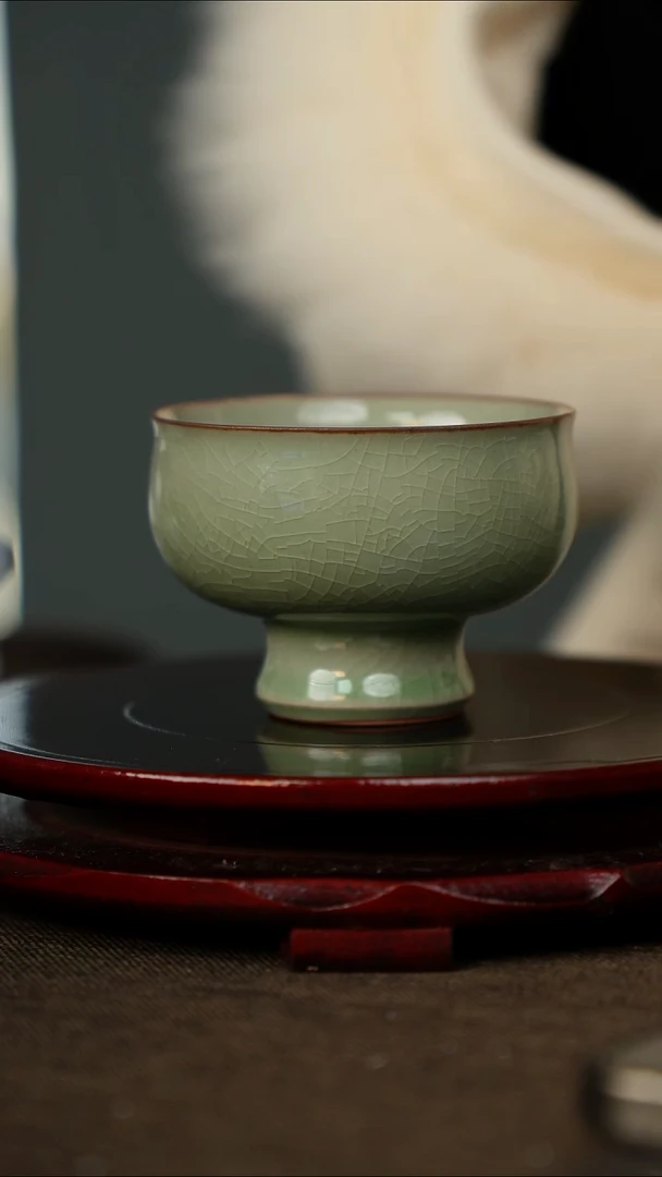 樊卫星 豆绿 高足主人杯 带底款