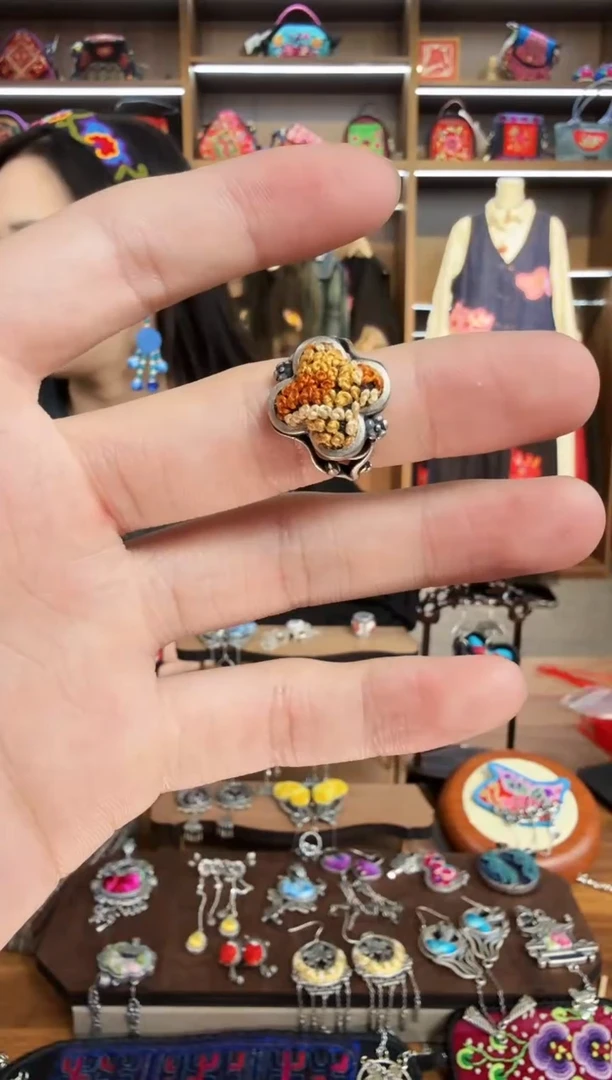 【闪购商品】织绣71蒙阿苏苗绣传承