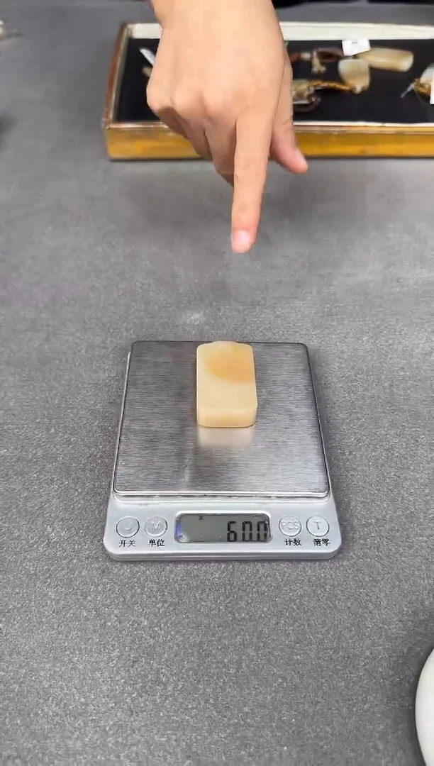 和田玉未镶嵌颈饰无事牌