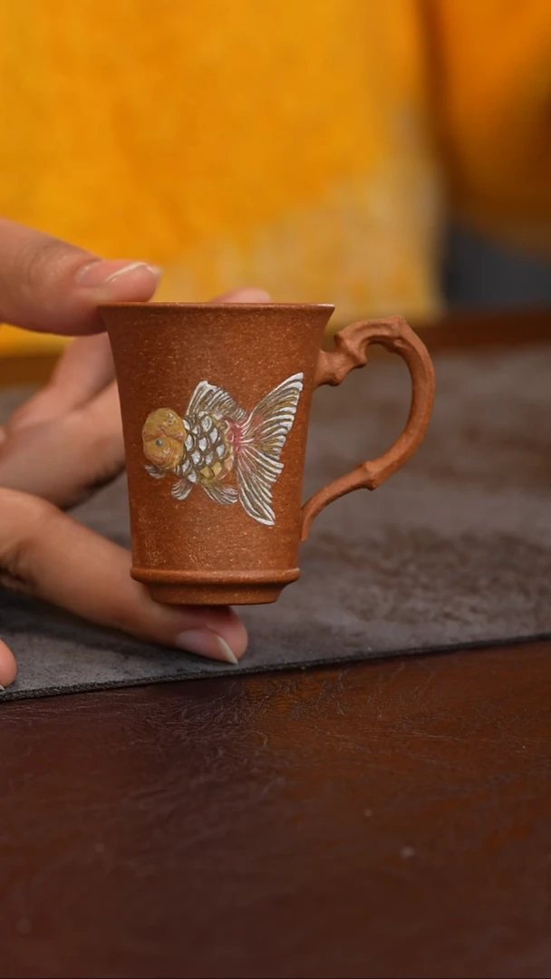 【闪购商品】紫砂茶杯段泥 泥绘 金鱼 把手闻香杯