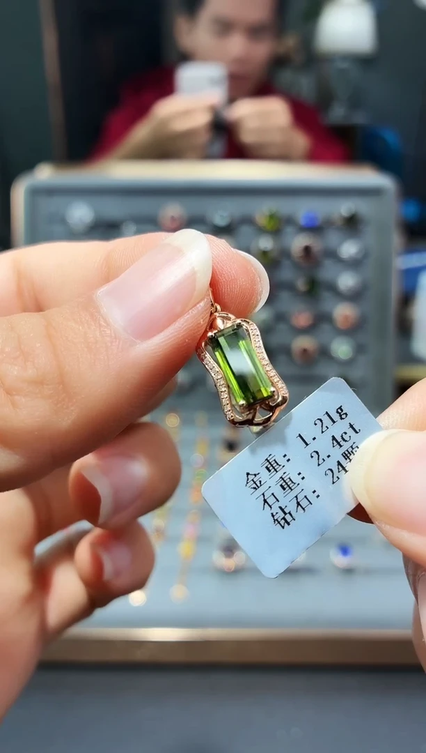 颈饰18K金镶嵌碧玺2.4..