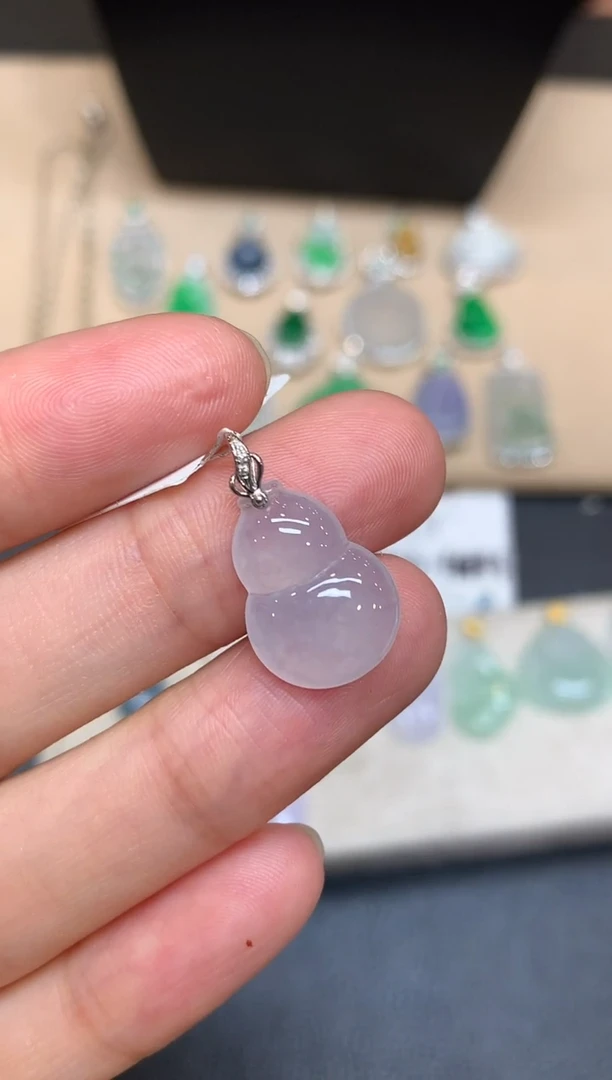 颈饰18K金镶嵌翡翠葫芦【无服务费