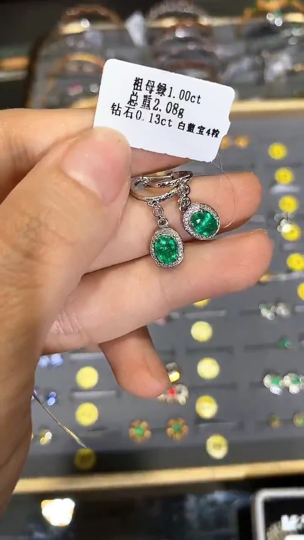 18K金镶嵌耳饰祖母绿