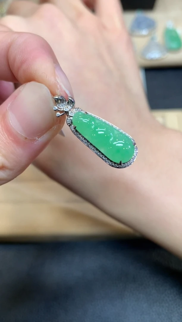 【闪购商品】翡翠颈饰18K金镶嵌福豆【无服务费】