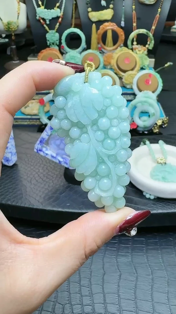 【闪购商品】翡翠颈饰未镶嵌葡萄