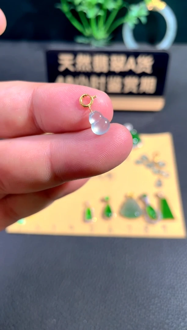 颈饰18K金镶嵌翡翠翡翠